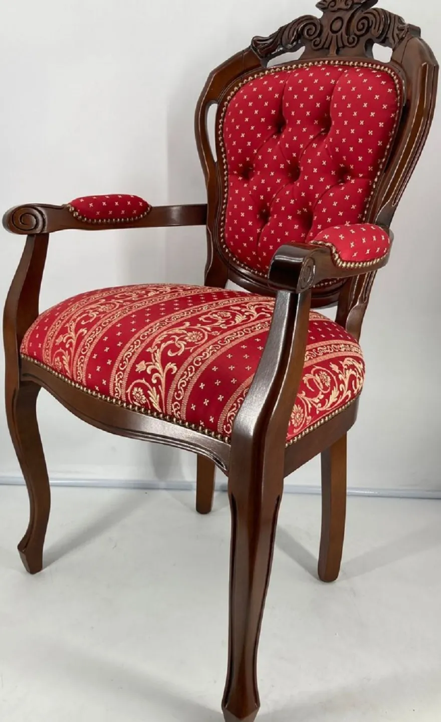 Casa Padrino Luxus Barock Esszimmerstuhl mit Armlehnen Bordeauxrot / Gold / Braun - Prunkvoller Stuhl mit elegantem Muster - Barock Esszimmer Möbel - Luxus Qualität - Made in Italy