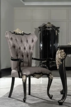 Casa Padrino Luxus Barock Esszimmer Stuhl mit Armlehnen Silber / Schwarz / Silber - Prunkvoller Barockstil Küchen Stuhl - Luxus Esszimmer Möbel im Barockstil - Barock Möbel - Edel & Prunkvoll