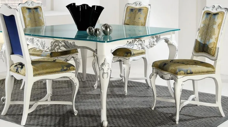 Casa Padrino Luxus Barock Esszimmer Set Gold / Weiß / Silber - Verschiedene Tischgrößen - 1 Esstisch mit Glasplatte & 4 Esszimmerstühle - Edle Barock Esszimmer Möbel