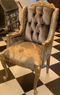 Casa Padrino Luxus Barock Esszimmerstuhl mit Armlehnen Silbergrau / Gold - Prunkvoller Barockstil Massivholz Stuhl - Luxus Esszimmer Möbel im Barockstil - Barock Möbel - Edel & Prunkvoll