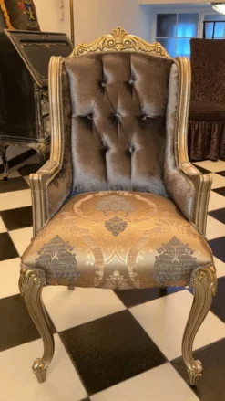 Casa Padrino Luxus Barock Esszimmerstuhl mit Armlehnen Silbergrau / Gold - Prunkvoller Barockstil Massivholz Stuhl - Luxus Esszimmer Möbel im Barockstil - Barock Möbel - Edel & Prunkvoll