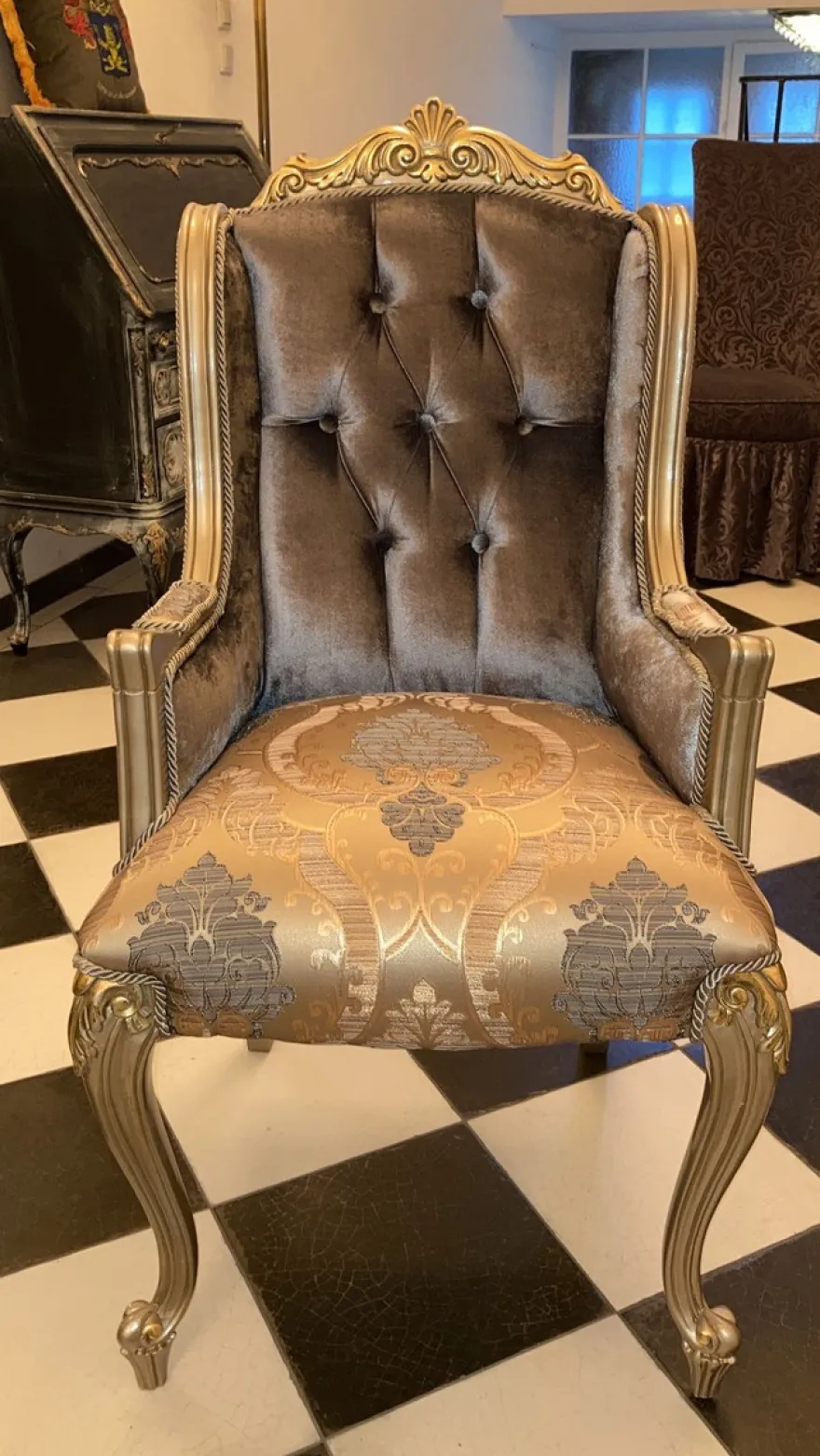 Casa Padrino Luxus Barock Esszimmerstuhl mit Armlehnen Silbergrau / Gold - Prunkvoller Barockstil Massivholz Stuhl - Luxus Esszimmer Möbel im Barockstil - Barock Möbel - Edel & Prunkvoll