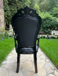 Casa Padrino Luxus Barock Esszimmer Stuhl Schwarz - Handgefertigter Antik Stil Stuhl mit Armlehnen und edlem Kunstleder - Esszimmer Möbel im Barockstil - Edel & Prunkvoll