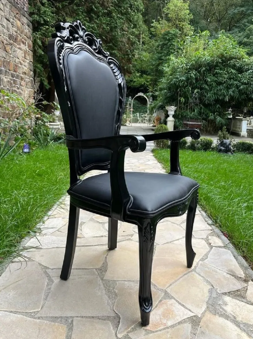 Casa Padrino Luxus Barock Esszimmer Stuhl Schwarz - Handgefertigter Antik Stil Stuhl mit Armlehnen und edlem Kunstleder - Esszimmer Möbel im Barockstil - Edel & Prunkvoll