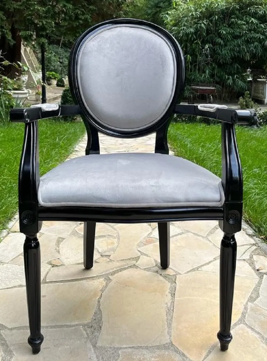 Casa Padrino Luxus Barock Esszimmer Stuhl Grau / Schwarz - Handgefertigter Antik Stil Stuhl mit Armlehnen und edlem Samtstoff - Esszimmer Möbel im Barockstil