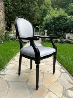 Casa Padrino Luxus Barock Esszimmer Stuhl Grau / Schwarz - Handgefertigter Antik Stil Stuhl mit Armlehnen und edlem Samtstoff - Esszimmer Möbel im Barockstil
