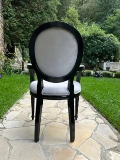 Casa Padrino Luxus Barock Esszimmer Stuhl Grau / Schwarz - Handgefertigter Antik Stil Stuhl mit Armlehnen und edlem Samtstoff - Esszimmer Möbel im Barockstil