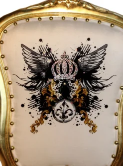 Casa Padrino Luxus Barock Esszimmer Stuhl Pompöös von Harald Glööckler Leopard / Weiß / Gold mit Glitzerkrone & Engelsflügeln - 50 x 60 x 104 cm