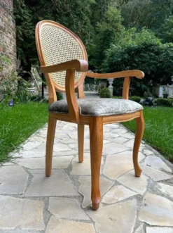 Casa Padrino Luxus Barock Esszimmer Stuhl Grau / Naturfarben / Braun - Handgefertigter Barockstil Stuhl mit Armlehnen - Esszimmer Möbel im Barockstil - Edel & Prunkvoll