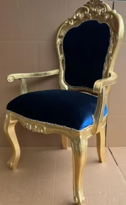 Casa Padrino Luxus Barock Esszimmer Stuhl Royalblau / Gold - Handgefertigter Barockstil Stuhl mit Armlehnen und edlem Samtstoff - Esszimmer Möbel im Barockstil