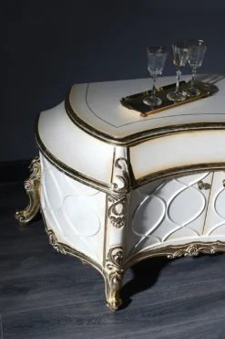 Casa Padrino Luxus Barock Fernsehschrank Weiß / Antik Gold 242 x 65 x H. 70 cm - Prunkvoller Barock Wohnzimmerschrank mit 4 Türen und 3 Schubladen