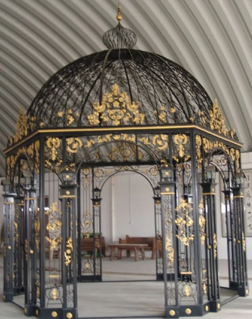Casa Padrino Luxus Barock Garten Pavillon Schwarz / Gold Ø 540 x H. 680 cm - Runder Schmiedeeisen Hochzeits Pavillon - Edel & Prunkvoll