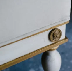 Casa Padrino Luxus Barock Hocker Weiß / Antik Gold 41 x 41 x H. 54 cm - Massivholz Sitzhocker im Barockstil - Barockmöbel