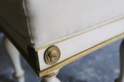 Casa Padrino Luxus Barock Hocker Weiß / Antik Gold 41 x 41 x H. 54 cm - Massivholz Sitzhocker im Barockstil - Barockmöbel