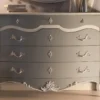 Casa Padrino Luxus Barock Kommode Grau / Weiß - Handgefertigte Massivholz Kommode mit 4 Schubladen - Barockstil Schlafzimmer Möbel - Barock Möbel - Luxus Qualität - Made in Italy