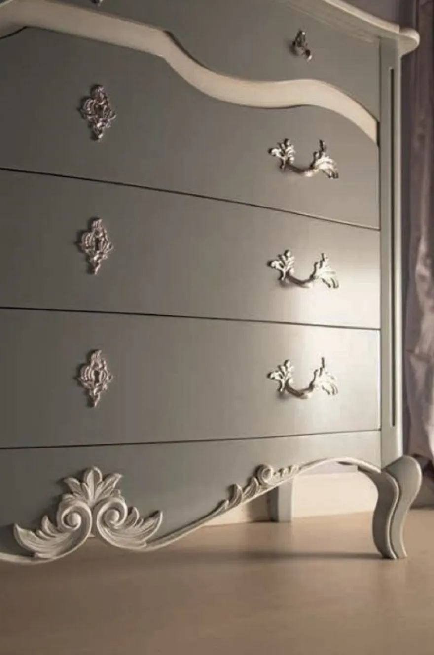 Casa Padrino Luxus Barock Kommode Grau / Weiß - Handgefertigte Massivholz Kommode mit 4 Schubladen - Barockstil Schlafzimmer Möbel - Barock Möbel - Luxus Qualität - Made in Italy