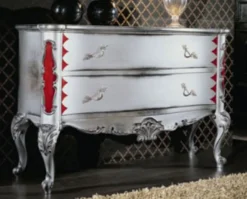 Casa Padrino Luxus Barock Kommode Antik Weiß / Silber / Rot - Handgefertigte Massivholz Kommode mit 2 Schubladen - Barockstil Schlafzimmer Möbel - Barock Möbel - Luxus Qualität - Made in Italy