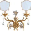 Casa Padrino Luxus Barock Kristall Doppel Wandleuchte Gold mit Patina / Weiß 36 x 18 x H. 39 cm - Elegante Metall Wandlampe mit Lampenschirmen - Barock Leuchten - Luxus Qualität - Made in Italy