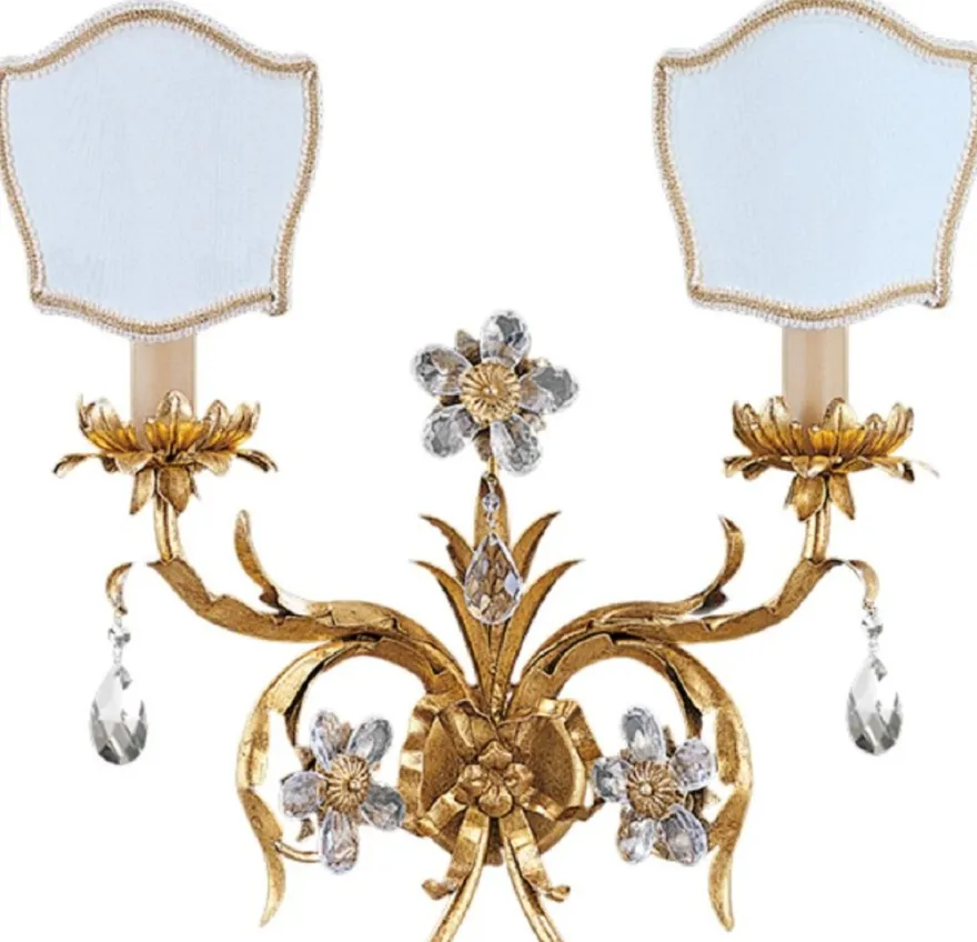 Casa Padrino Luxus Barock Kristall Doppel Wandleuchte Gold mit Patina / Weiß 36 x 18 x H. 39 cm - Elegante Metall Wandlampe mit Lampenschirmen - Barock Leuchten - Luxus Qualität - Made in Italy