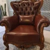 Casa Padrino Luxus Barock Leder Sessel Dunkelbraun / Braun - Wohnzimmer Echtleder Sessel mit dekorativem Kissen - Luxus Wohnzimmer Möbel im Barockstil - Barock Leder Möbel - Möbel Barockstil