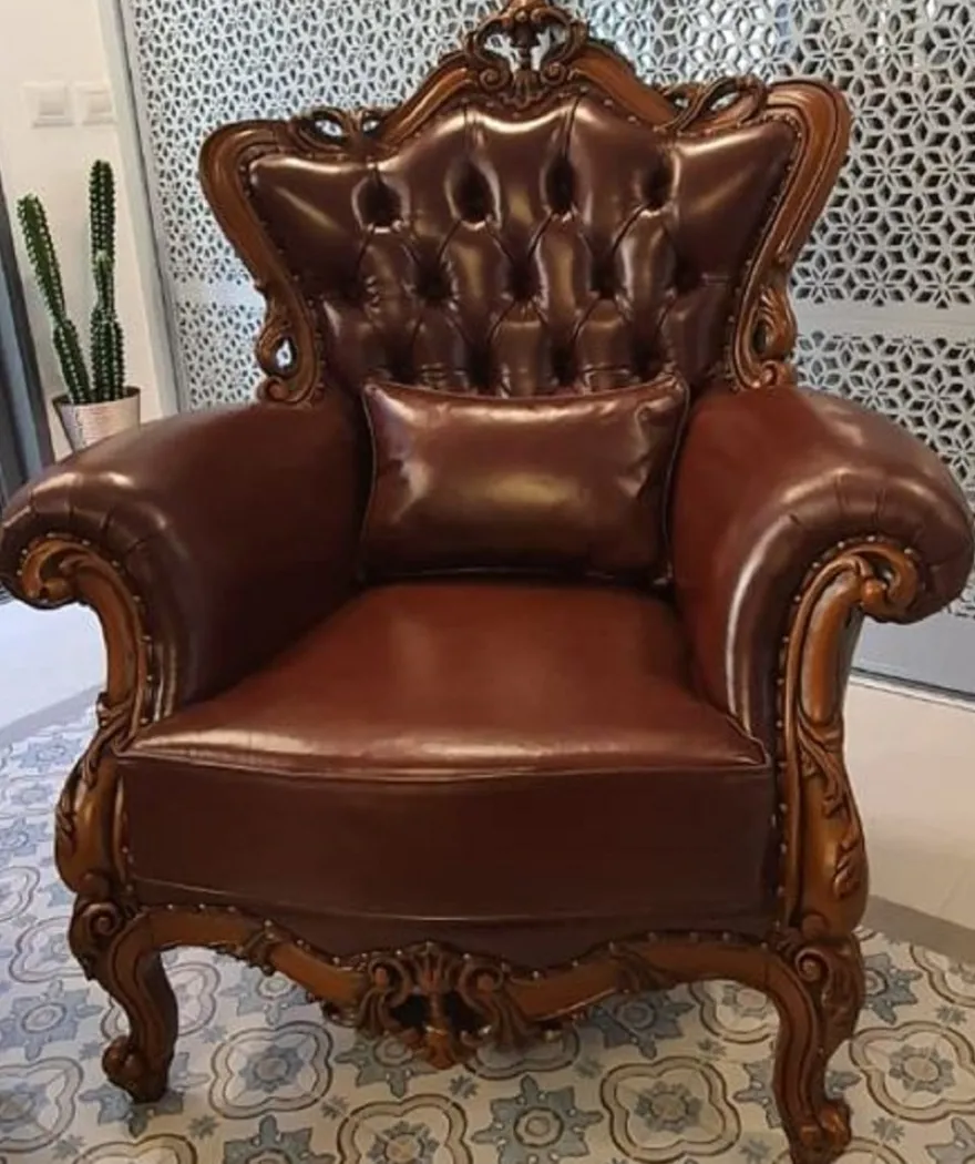 Casa Padrino Luxus Barock Leder Sessel Dunkelbraun / Braun - Wohnzimmer Echtleder Sessel mit dekorativem Kissen - Luxus Wohnzimmer Möbel im Barockstil - Barock Leder Möbel - Möbel Barockstil