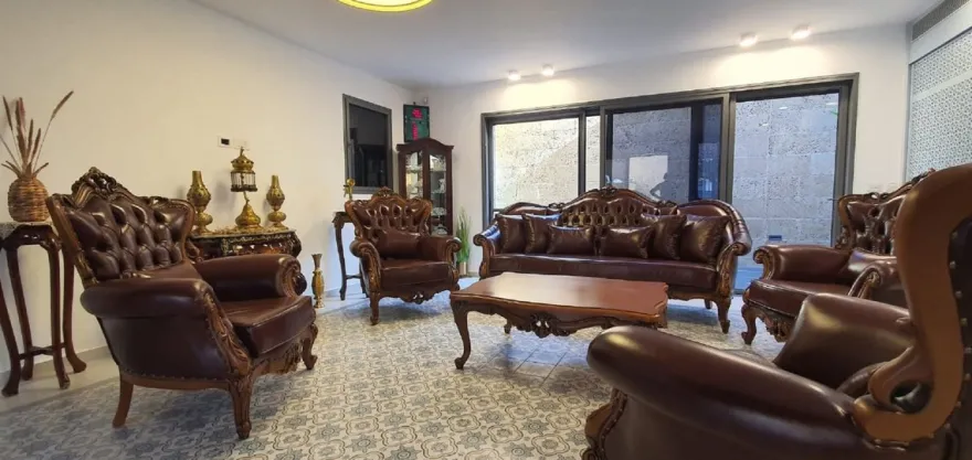 Casa Padrino Luxus Barock Leder Sessel Dunkelbraun / Braun - Wohnzimmer Echtleder Sessel mit dekorativem Kissen - Luxus Wohnzimmer Möbel im Barockstil - Barock Leder Möbel - Möbel Barockstil