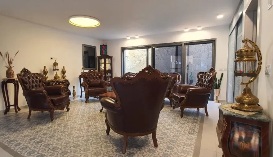Casa Padrino Luxus Barock Leder Sessel Dunkelbraun / Braun - Wohnzimmer Echtleder Sessel mit dekorativem Kissen - Luxus Wohnzimmer Möbel im Barockstil - Barock Leder Möbel - Möbel Barockstil