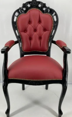 Casa Padrino Luxus Barock Leder Esszimmerstuhl mit Armlehnen Bordeauxrot / Schwarz - Prunkvoller Echtleder Stuhl im Barockstil - Barock Esszimmer Möbel - Luxus Qualität - Made in Italy