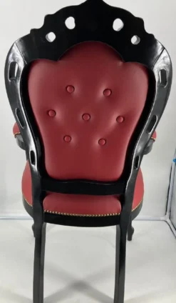 Casa Padrino Luxus Barock Leder Esszimmerstuhl mit Armlehnen Bordeauxrot / Schwarz - Prunkvoller Echtleder Stuhl im Barockstil - Barock Esszimmer Möbel - Luxus Qualität - Made in Italy