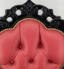 Casa Padrino Luxus Barock Leder Esszimmerstuhl mit Armlehnen Bordeauxrot / Schwarz - Prunkvoller Echtleder Stuhl im Barockstil - Barock Esszimmer Möbel - Luxus Qualität - Made in Italy