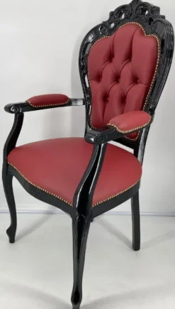 Casa Padrino Luxus Barock Leder Esszimmerstuhl mit Armlehnen Bordeauxrot / Schwarz - Prunkvoller Echtleder Stuhl im Barockstil - Barock Esszimmer Möbel - Luxus Qualität - Made in Italy