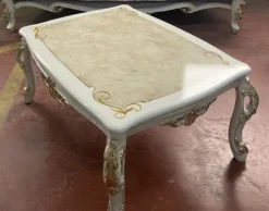 Casa Padrino Luxus Barock Massivholz Couchtisch Weiß / Beige / Gold - Handgefertigter Wohnzimmertisch im Barockstil - Barock Wohnzimmer Möbel - Edel & Prunkvoll