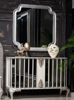 Casa Padrino Luxus Barock Möbel Set Sideboard mit Spiegel Weiß / Silber - Verspiegelter Massivholz Schrank mit elegantem Wandspiegel - Barock Möbel - Edel & Prunkvoll