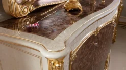 Casa Padrino Luxus Barock Möbel Set Weiß / Braun / Gold - 1 Barock Sideboard mit 4 Türen & 1 Barock Wandspiegel - Barock Möbel - Edel & Prunkvoll