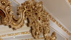 Casa Padrino Luxus Barock Möbel Set Weiß / Braun / Gold - 1 Barock Sideboard mit 4 Türen & 1 Barock Wandspiegel - Handgefertigte Barock Möbel - Edel & Prunkvoll