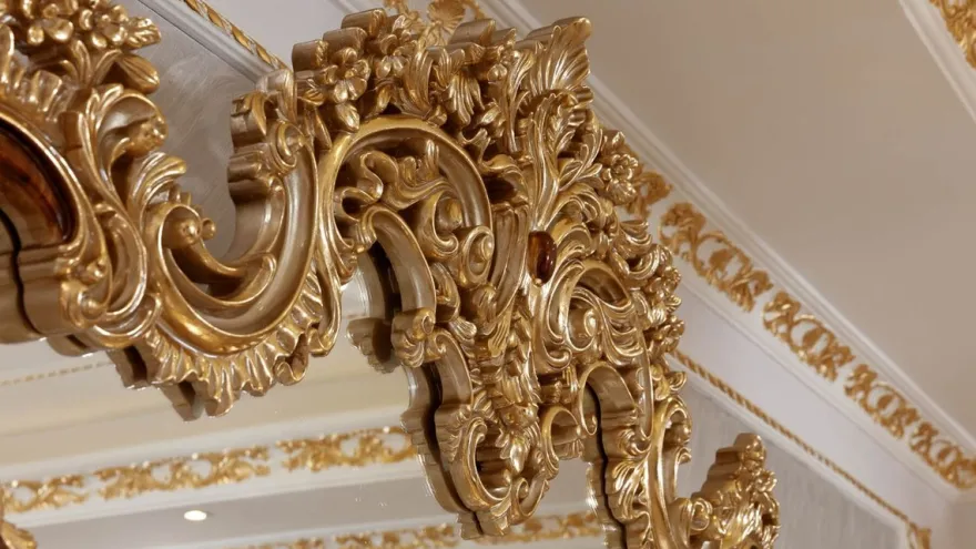 Casa Padrino Luxus Barock Möbel Set Weiß / Braun / Gold - 1 Barock Sideboard mit 4 Türen & 1 Barock Wandspiegel - Handgefertigte Barock Möbel - Edel & Prunkvoll