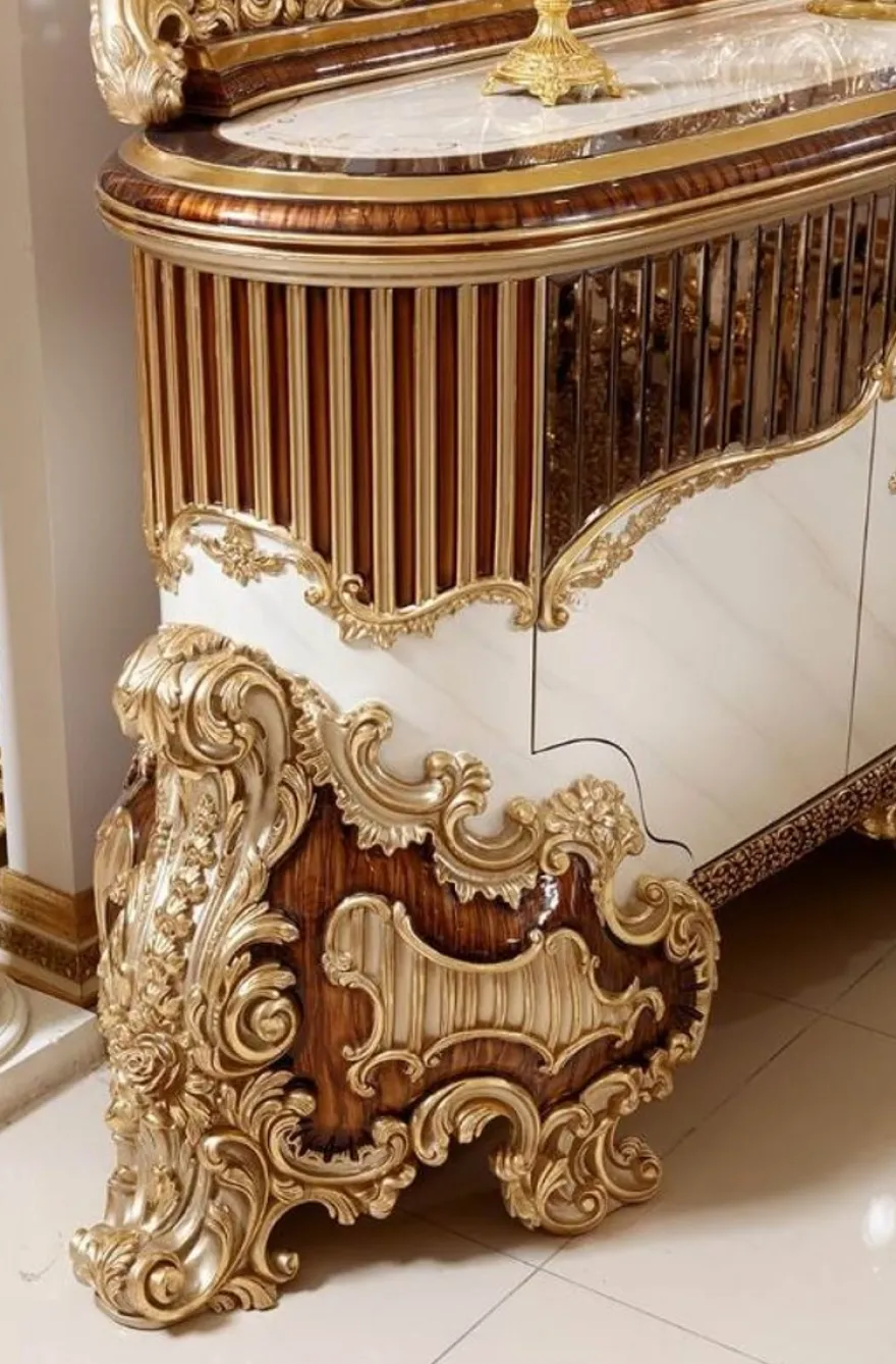 Casa Padrino Luxus Barock Möbel Set Weiß / Braun / Gold - 1 Barock Sideboard mit 4 Türen & 1 Barock Wandspiegel - Handgefertigte Barock Möbel - Edel & Prunkvoll