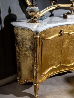 Casa Padrino Luxus Barock Möbel Set Sideboard mit Spiegel Weiß / Gold - Prunkvoller Massivholz Schrank mit elegantem Wandspiegel - Möbel im Barockstil