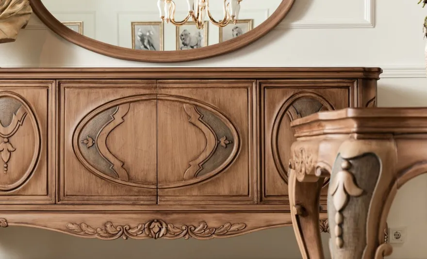 Casa Padrino Luxus Barock Möbel Set Braun - 1 Barock Sideboard mit 4 Türen & 1 Ovaler Barock Wandspiegel - Barock Möbel