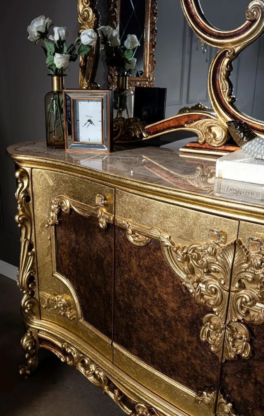 Casa Padrino Luxus Barock Möbel Set Sideboard mit Spiegel Creme / Beige / Braun / Gold - Prunkvoller Massivholz Schrank mit Wandspiegel - Edle Möbel im Barockstil - Luxus Qualität