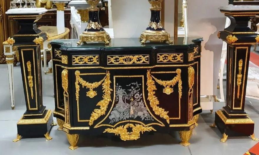 Casa Padrino Luxus Barock Möbel Set Schwarz / Gold - 1 Barock Kommode und 2 Barock Säulen - Prunkvolle Barock Möbel