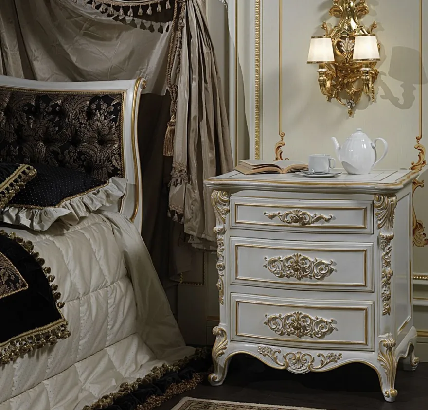 Casa Padrino Luxus Barock Nachtkommode Weiß / Gold 56 x 39 x H. 72 cm - Prunkvoller Barock Nachttisch - Schlafzimmer Möbel - Hotel Möbel - Schloss Möbel - Luxus Qualität - Made in Italy
