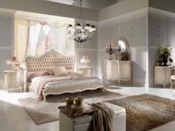 Casa Padrino Luxus Barock Nachtkommode Cremefarben / Silber - Handgefertigter Barock Nachttisch mit 3 Schubladen - Barock Schlafzimmer Möbel - Luxus Qualität - Made in Italy