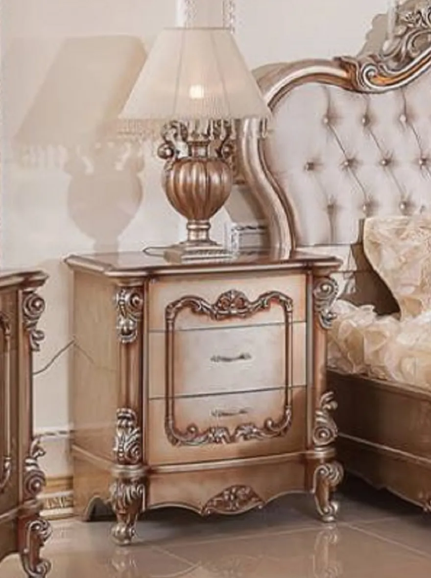 Casa Padrino Luxus Barock Nachtkommode Kupfer / Silber - Prunkvoller Barock Nachttisch mit 3 Schubladen - Luxus Schlafzimmer Möbel im Barockstil - Barock Möbel - Barock Einrichtung