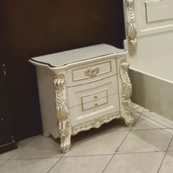 Casa Padrino Luxus Barock Nachtkommode mit 3 Schubladen Weiß / Gold - Barock Möbel