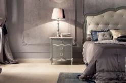 Casa Padrino Luxus Barock Nachtkommode mit 3 Schubladen Grau / Weiß - Handgefertigter Barock Nachttisch - Barock Schlafzimmer Möbel - Luxus Möbel in Barockstil - Luxus Qualität - Made in Italy