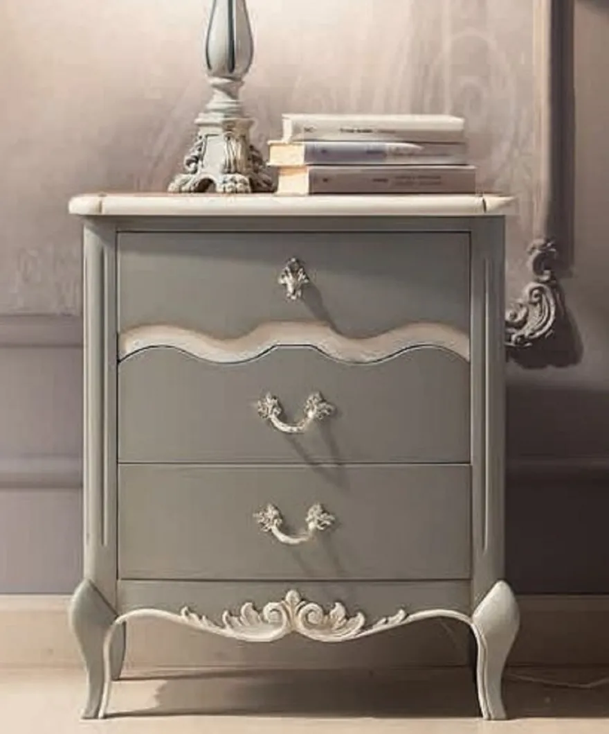 Casa Padrino Luxus Barock Nachtkommode mit 3 Schubladen Grau / Weiß - Handgefertigter Barock Nachttisch - Barock Schlafzimmer Möbel - Luxus Möbel in Barockstil - Luxus Qualität - Made in Italy