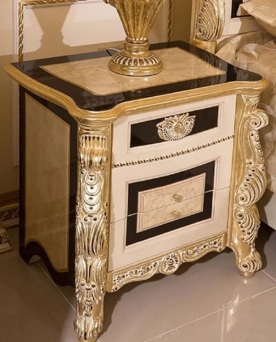 Casa Padrino Luxus Barock Nachtkommode Weiß / Beige / Schwarz / Gold - Prunkvoller Barockstil Nachttisch mit 3 Schubladen - Luxus Schlafzimmer Möbel im Barockstil - Barock Möbel - Barock Interior