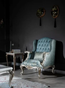 Casa Padrino Luxus Barock Ohrensessel Hellblau / Silber / Gold 77 x 80 x H. 113 cm - Wohnzimmer Sessel mit elegantem Muster und dekorativem Kissen - Barock Wohnzimmer Möbel