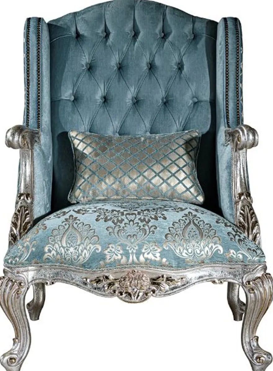 Casa Padrino Luxus Barock Ohrensessel Hellblau / Silber / Gold 77 x 80 x H. 113 cm - Wohnzimmer Sessel mit elegantem Muster und dekorativem Kissen - Barock Wohnzimmer Möbel